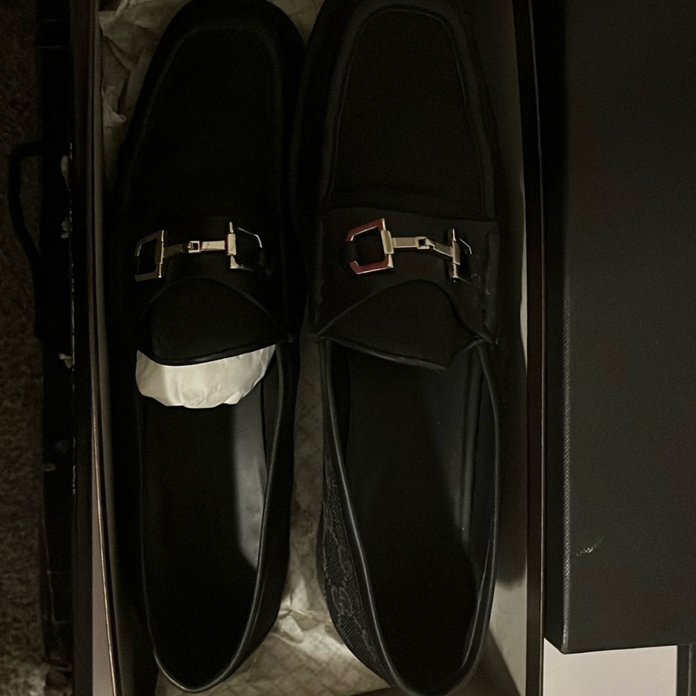 Women’s Gucci loafers size 40 US size 10 vintage pair with signs of usage.